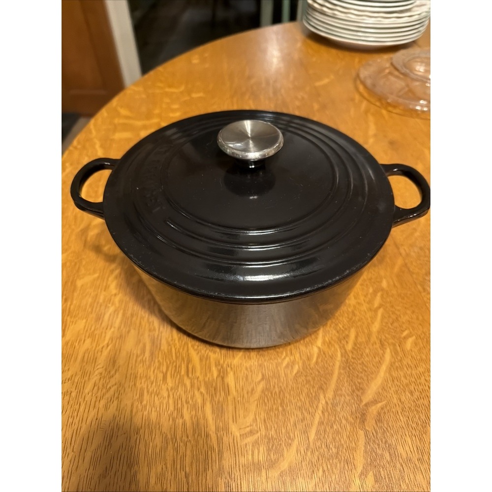 Le Creuset Cast Enameled Dutch Oven Size 22 Glossy Black 3.5 Qt